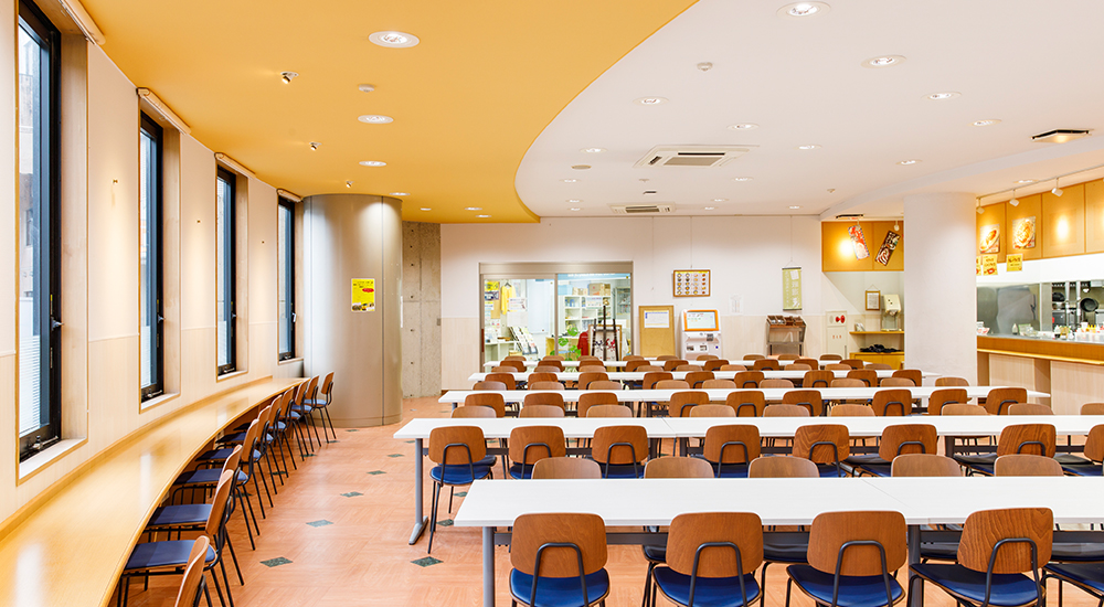 ■食堂サエラ（1F） お昼には学生たちでいっぱいです。 1Fと2Fでメニューも違い、安くてメニューも豊富！