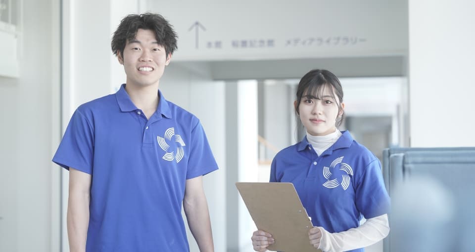 廊下にいる学生2人の画像
