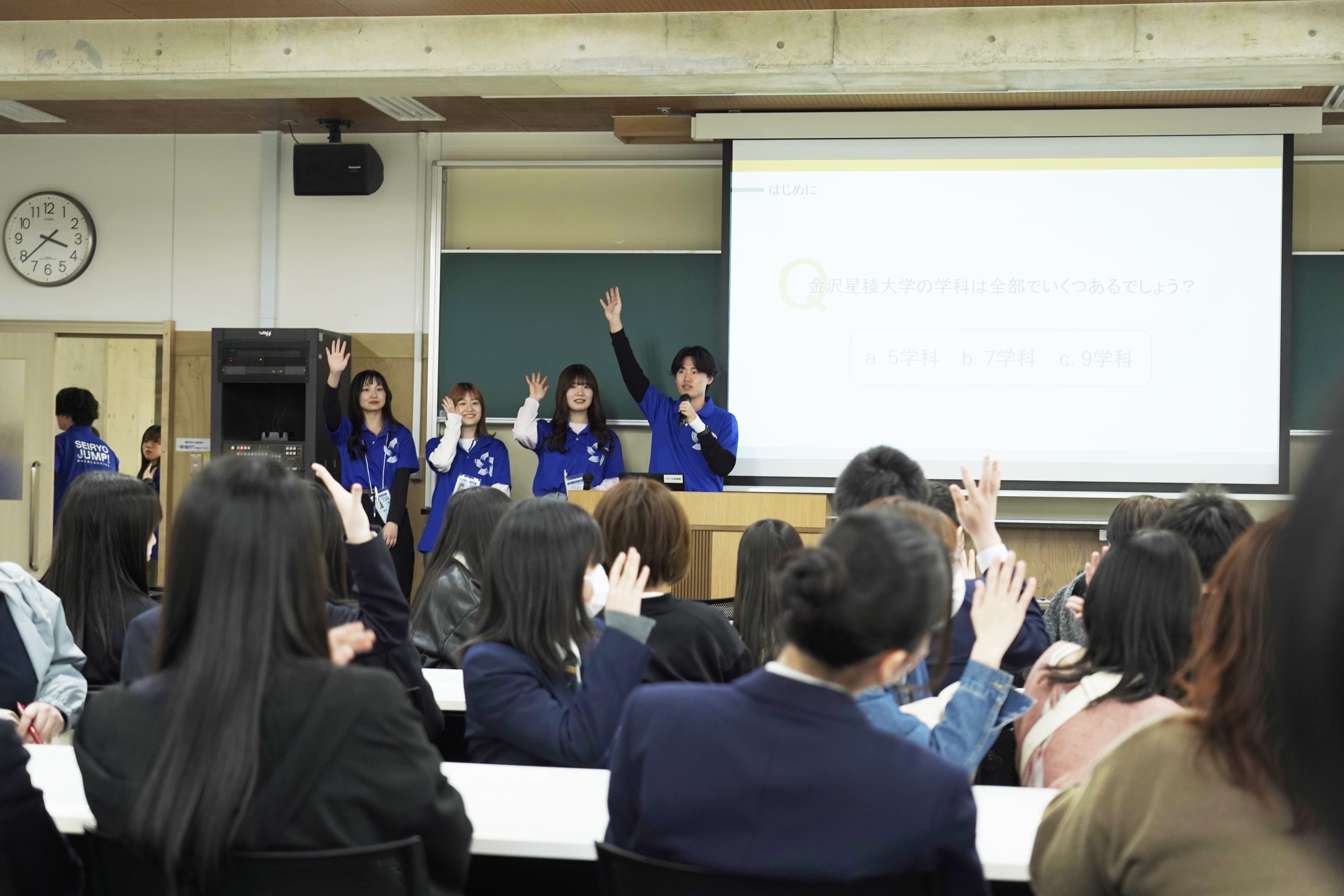 オープンキャンパスで大勢の学生に説明をしている様子