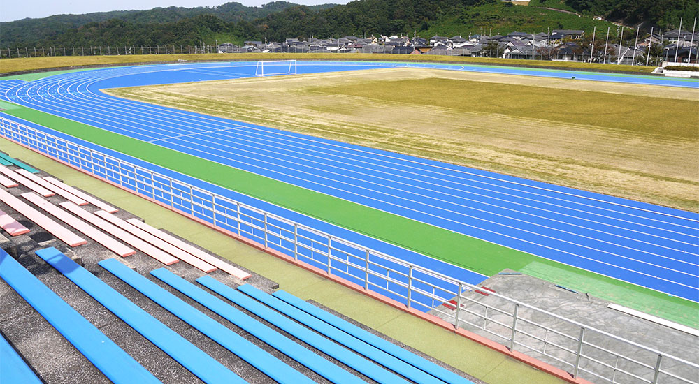 ■稲置学園総合運動場 ブルートラックを備えた競技場です。ナイター設備もあります。